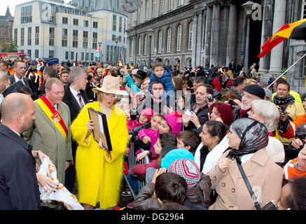 Liège, Belgique. Oct 11, 2013. La Reine Mathilde de Belgique (L) pose avec les spectateurs lors de sa visite, sur sa première tournée, à la ville de Liège, Belgique, 11 octobre 2013. Le nouveau couple royal de Belgique, le Roi Philippe de Belgique et la Reine Mathilde de Belgique, sont actuellement sur une première tournée à travers la Belgique. Photo : Albert Nieboer ()/dpa/Alamy Live News Banque D'Images