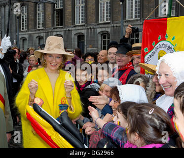 Liège, Belgique. Oct 11, 2013. La Reine Mathilde de Belgique (L) pose avec les spectateurs lors de sa visite, sur sa première tournée, à la ville de Liège, Belgique, 11 octobre 2013. Le nouveau couple royal de Belgique, le Roi Philippe de Belgique et la Reine Mathilde de Belgique, sont actuellement sur une première tournée à travers la Belgique. Photo : Albert Nieboer ()/dpa/Alamy Live News Banque D'Images