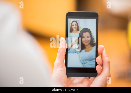 Femme cell phone piscine doigt accueil Banque D'Images