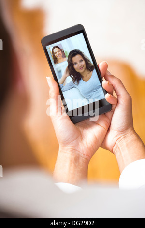 Femme cell phone piscine doigt accueil Banque D'Images