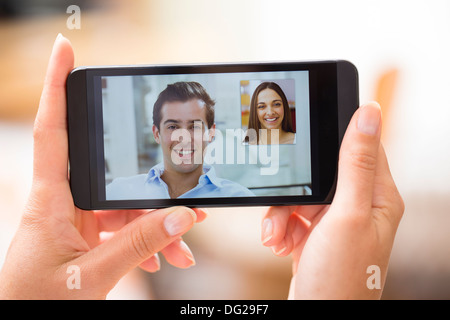 Femme cell phone piscine doigt accueil Banque D'Images