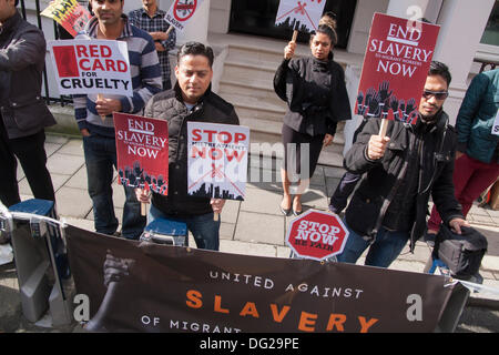 Londres, Royaume-Uni. 12 octobre, 2013. Les protestataires manifester devant l'ambassade du Qatar contre le mauvais traitement des travailleurs de la construction en Asie Qatar expatrié bâtir l'infrastructure pour la Coupe du Monde de football. Crédit : Paul Davey/Alamy Live News Banque D'Images