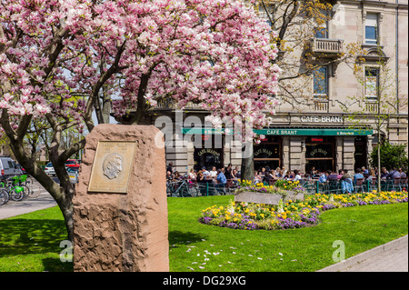 Marcel Rudloff stèle de fleurs de magnolia et cafe Brant Strasbourg Alsace France Banque D'Images