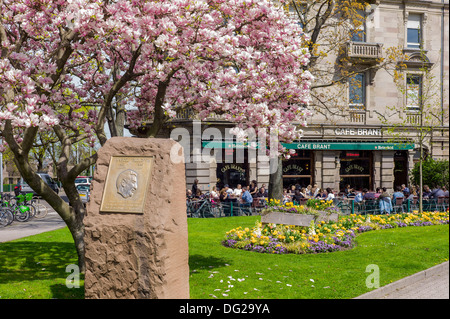Marcel Rudloff stèle de fleurs de magnolia et cafe Brant Strasbourg Alsace France Banque D'Images