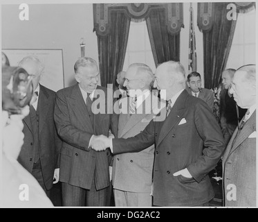 Photographie de George C. Marshall serrant la main à son prédécesseur en tant que secrétaire d'État, James Byrnes, en tant que président... 199519 Banque D'Images