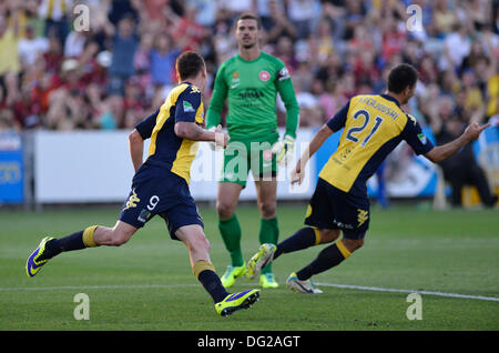 Gosford, Australie. 12 octobre, 2013. Les Mariners de célébrer l'initiative au cours de la Hyundai une ligue match entre le Central Coast Mariners FC Sydney et de l'ouest du stade de la fièvre catarrhale. Le résultat fut un match nul 1-1. Credit : Action Plus Sport/Alamy Live News Banque D'Images