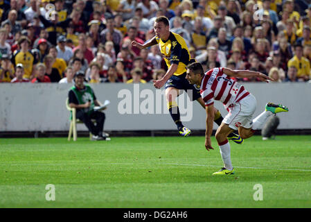 Gosford, Australie. 12 octobre, 2013. Les navigateurs de l'avant Mitchell Duc en action au cours de la Hyundai une ligue match entre le Central Coast Mariners FC Sydney et de l'ouest du stade de la fièvre catarrhale. Le résultat fut un match nul 1-1. Credit : Action Plus Sport/Alamy Live News Banque D'Images