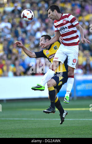 Gosford, Australie. 12 octobre, 2013. Labinot Haliti Wanderers en avant dans l'action au cours de la Hyundai une ligue match entre le Central Coast Mariners FC Sydney et de l'ouest du stade de la fièvre catarrhale. Le résultat fut un match nul 1-1. Credit : Action Plus Sport/Alamy Live News Banque D'Images