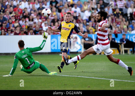 Gosford, Australie. 12 octobre, 2013. Les navigateurs de l'avant Mitchell scores au cours du duc Hyundai une ligue match entre le Central Coast Mariners FC Sydney et de l'ouest du stade de la fièvre catarrhale. Credit : Action Plus Sport/Alamy Live News Banque D'Images