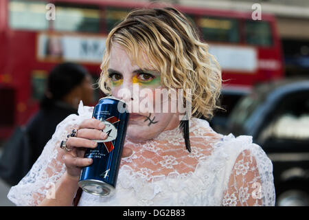 Londres, Royaume-Uni. 12 octobre, 2013. Zombie invasion annuelle de Londres à l'appui de Sainte Mangouste, la charité pour les sans-abri. Londres, Royaume-Uni 12 octobre 2013 Credit : martyn wheatley/Alamy Live News Banque D'Images