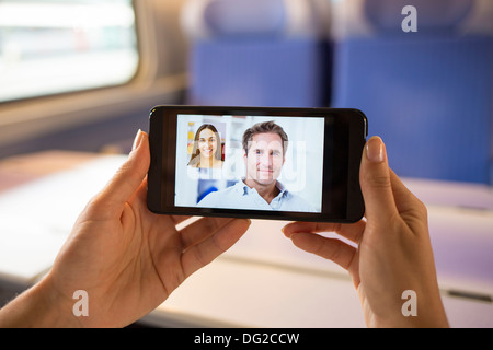 Femme en train de discuter sur son téléphone mobile. Conférence vidéo Banque D'Images