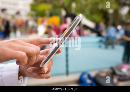 Téléphone mobile mère enfants sms message doigt Banque D'Images