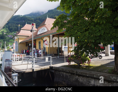 Embarcadère/ atterrissage à Vitznau au lac de Lucerne en Suisse où les touristes se connecter au chemin de fer de montagne Rigi Banque D'Images