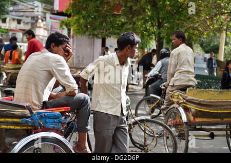 Les conducteurs de pousse-pousse Cycle attendent les clients à Nainital Banque D'Images