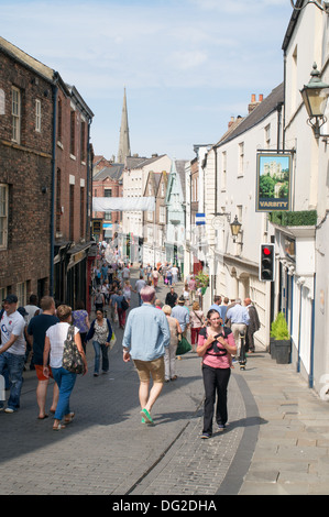 Promeneurs sur Saddler St. dans le centre-ville de Durham, England UK Banque D'Images