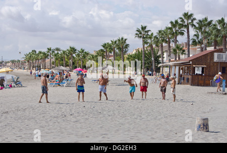 Les hommes de pétanque sur la plage à Los Alcazares Murcia Espagne Banque D'Images