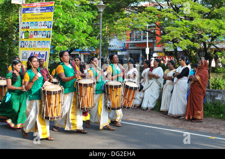 Les batteurs de femmes menant à la procession fête hindoue au Kerala, en Inde Banque D'Images