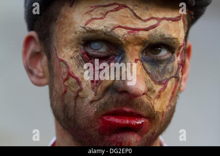 Londres, Royaume-Uni. 12 octobre, 2013. Londres, Royaume-Uni. 12 octobre, 2013. Les participants déguisés en zombies mars à central London on World Zombie day Crédit : amer ghazzal/Alamy Live News Banque D'Images