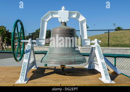 DeLand, en Floride, aux États-Unis. 12 octobre, 2013. Victoire de chapeliers Stetson Bell avant le début de NCAA Football action de jeu entre les Flyers de Dayton et Stetson Chapeliers au Spec Martin Stadium à DeLand, Floride. © csm/Alamy Live News Banque D'Images