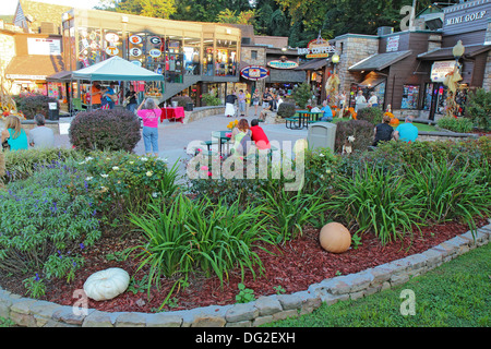 Les touristes à un centre commercial le long de la route principale dans le centre de Gatlinburg, Tennessee Banque D'Images