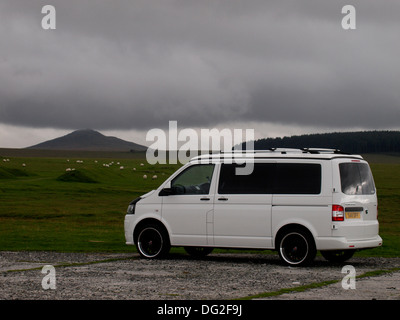 VW Transporter à Davidstow, Bodmin Moor, Cornwall, UK avec Brown Willy Tor dans l'arrière-plan. Banque D'Images
