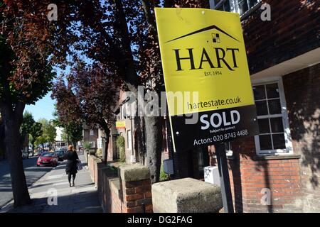 Londres, Grande-Bretagne. 16e Août, 2013. "Vieux" est écrit sur une affiche à l'extérieur d'une maison à Londres, Grande-Bretagne, 16 septembre 2013. Photo : Jens Kalaene/dpa/Alamy Live News Banque D'Images