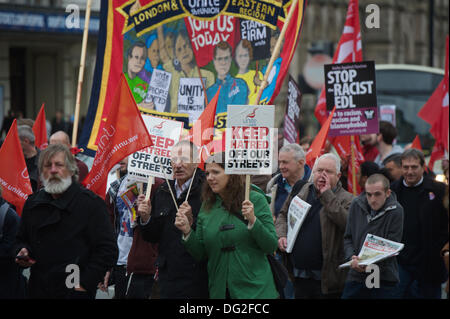 Liverpool, Angleterre, Royaume-Uni. Samedi le 12 octobre 2013. Mars dans le centre-ville. Environ 7000 personnes ont défilé dans le centre-ville de Liverpool pour une marche contre le fascisme organisé par Unite the Union. Dans le cadre d'une journée nationale de protestation, les syndicats et les groupes de lutte contre le racisme a mené le rallye à travers le centre ville. Un des principaux objectifs de l'événement était un message que l'extrême droite Parti national britannique (BNP) Nick Griffin leader doit être rejeté à l'Euro élections de l'année prochaine. Banque D'Images