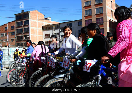 El Alto, Bolivie. 12 octobre 2013. Les compétitrices s’alignent avant le début d’une course de vélos Cholitas pour les femmes indigènes Aymara. La course se déroule à une altitude d'un peu plus de 4 000 m le long des routes principales de la ville d'El Alto (au-dessus de la Paz) pour la Journée des femmes boliviennes, qui était hier vendredi 11 octobre. Crédit : James Brunker / Alamy Live News Banque D'Images