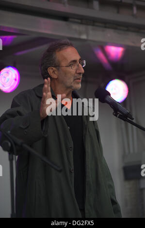 Liverpool, Angleterre, Royaume-Uni. Samedi le 12 octobre 2013. Leader fasciste anti grec Petros Constantinou. Environ 7000 personnes ont défilé dans le centre-ville de Liverpool pour une marche contre le fascisme organisé par Unite the Union. Dans le cadre d'une journée nationale de protestation, les syndicats et les groupes de lutte contre le racisme a mené le rallye à travers le centre ville. Un des principaux objectifs de l'événement était un message que l'extrême droite Parti national britannique (BNP) Nick Griffin leader doit être rejeté à l'Euro élections de l'année prochaine. Banque D'Images