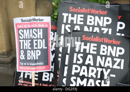 Liverpool, Angleterre, Royaume-Uni. Samedi le 12 octobre 2013. Socialist Worker pancartes 'Le BNP est un parti nazi - Briser la BNP". Environ 7000 personnes ont défilé dans le centre-ville de Liverpool pour une marche contre le fascisme organisé par Unite the Union. Dans le cadre d'une journée nationale de protestation, les syndicats et les groupes de lutte contre le racisme a mené le rallye à travers le centre ville. Un des principaux objectifs de l'événement était un message que l'extrême droite Parti national britannique (BNP) Nick Griffin leader doit être rejeté à l'Euro élections de l'année prochaine. Banque D'Images