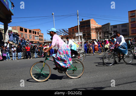 El Alto, en Bolivie. 12 octobre, 2013. Les concurrents peu après le début d'une course cycliste pour les Cholitas Aymaras des femmes. La course a lieu à une altitude d'un peu plus de 4 000 m le long des principales routes de la ville de El Alto (au-dessus de la capitale, La Paz) pour la Journée des femmes boliviennes, qui était hier vendredi 11 octobre. Credit : James Brunker / Alamy Live News Banque D'Images