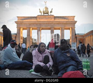 Berlin, Allemagne. 09Th Oct, 2013. Les réfugiés de démontrer devant la porte de Brandebourg à Berlin, Allemagne, 09 octobre 2013. La manifestation s'adresse aux allégations de violences policières en Bavière. Photo : SPATA OLE/dpa/Alamy Live News Banque D'Images