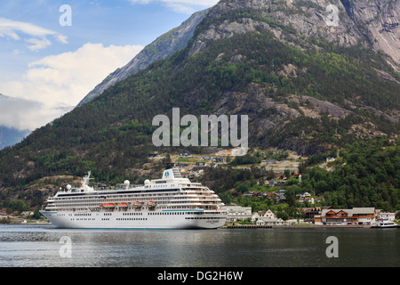 Le paquebot de croisière Ocean paquebot Crystal Symphony amarré au port sur le fjord d'Eidfjorden à Eidfjord, Hardanger, Hordaland, Norvège, Scandinavie Banque D'Images