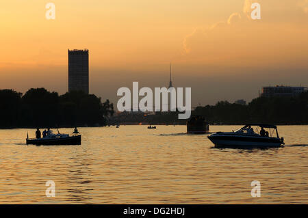 Berlin, Allemagne. 10th août 2013. Soleil du soir sur la Spree à Berlin, Allemagne, 10 août 2013. Fotoarchiv für Zeitgeschichte / S. Steinach NO WIRE/dpa/Alay Live News Banque D'Images