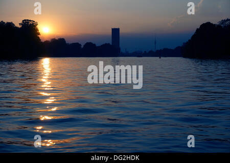 Berlin, Allemagne. 10th août 2013. Soleil du soir sur la Spree à Berlin, Allemagne, 10 août 2013. Fotoarchiv für Zeitgeschichte / S. Steinach NO WIRE/dpa/Alay Live News Banque D'Images