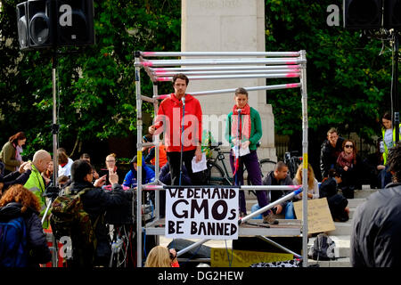 Londres, Royaume-Uni. 12 octobre, 2013. Une marche et un rassemblement organisé à Londres contre Monsanto : le plus grand producteur mondial d'aliments génétiquement modifiés (GM), agro-chimiques et les additifs alimentaires. © Rachel/Megawhat Alamy Live News Crédit : Rachel/Megawhat Alamy Live News Banque D'Images