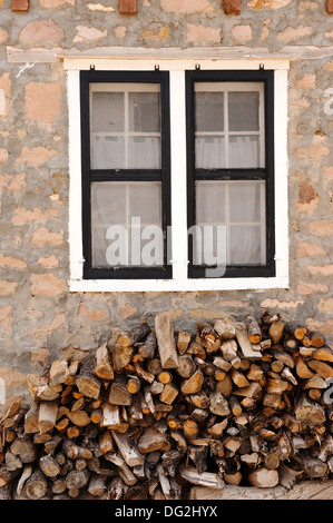 Fenêtre et tas de bois en face d'un bâtiment à un Pueblo au Nouveau Mexique Banque D'Images