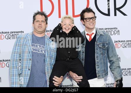 Berlin, Allemagne. Oct 11, 2013. Jeff Tremaine, Johnny Knoxville Nicoll et Jackson (de gauche à droite) posent à la première du film "Jackass presents : Bad Grandpa' à Berlin, Allemagne, 11 octobre 2013. Le 24 octobre 2013 le film est ouvert dans les salles allemandes. © dpa/Alamy Live News Banque D'Images