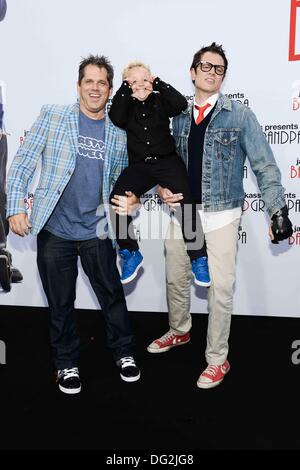 Berlin, Allemagne. Oct 11, 2013. Jeff Tremaine, Johnny Knoxville Nicoll et Jackson (de gauche à droite) posent à la première du film "Jackass presents : Bad Grandpa' à Berlin, Allemagne, 11 octobre 2013. Le 24 octobre 2013 le film est ouvert dans les salles allemandes. © dpa/Alamy Live News Banque D'Images