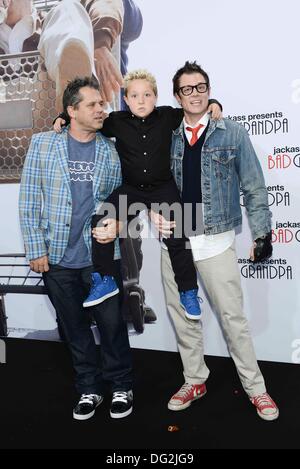 Berlin, Allemagne. Oct 11, 2013. Jeff Tremaine, Johnny Knoxville Nicoll et Jackson (de gauche à droite) posent à la première du film "Jackass presents : Bad Grandpa' à Berlin, Allemagne, 11 octobre 2013. Le 24 octobre 2013 le film est ouvert dans les salles allemandes. © dpa/Alamy Live News Banque D'Images