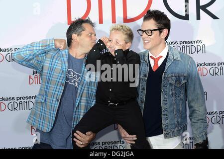 Berlin, Allemagne. Oct 11, 2013. Jeff Tremaine, Johnny Knoxville Nicoll et Jackson (de gauche à droite) posent à la première du film "Jackass presents : Bad Grandpa' à Berlin, Allemagne, 11 octobre 2013. Le 24 octobre 2013 le film est ouvert dans les salles allemandes. © dpa/Alamy Live News Banque D'Images