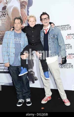 Berlin, Allemagne. Oct 11, 2013. Jeff Tremaine, Johnny Knoxville Nicoll et Jackson (de gauche à droite) posent à la première du film "Jackass presents : Bad Grandpa' à Berlin, Allemagne, 11 octobre 2013. Le 24 octobre 2013 le film est ouvert dans les salles allemandes. © dpa/Alamy Live News Banque D'Images