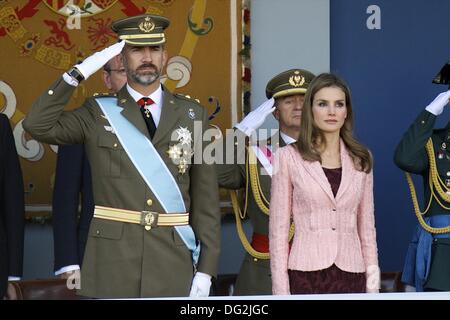 Madrid, Espagne. 12 octobre, 2013. Le Prince Felipe d'Espagne et de la princesse Letizia d'Espagne assister à la parade militaire de la Fête Nationale 2013. © Jack Abuin/ZUMAPRESS.com/Alamy Live News Banque D'Images