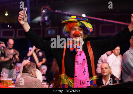 Dublin, Irlande. 12 octobre, 2013. Party Poker PDC World Grand Prix - fléchettes fléchettes Semi finale fans déguisés au CityWest Hotel, Dublin, Irlande : Action Crédit Plus Sport/Alamy Live News Banque D'Images