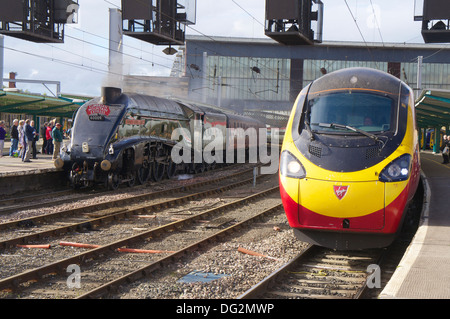 Pendolino Virgin et locomotive à vapeur "Union de l'Afrique du Sud' 60009 charte spéciale En train La gare de Carlisle, Cumbria. Banque D'Images