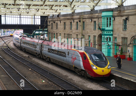 Pendolino Virgin dans la gare de Carlisle Carlisle Cumbria England Royaume-Uni UK GO Banque D'Images