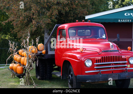 International Harvester rouge Vintage camion utilisé comme affichage. Banque D'Images