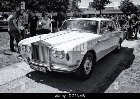 Voiture de luxe britannique Rolls-Royce Silver Shadow (noir et blanc) Banque D'Images