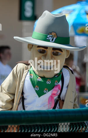DeLand, en Floride, aux États-Unis. 12 octobre, 2013. Mascotte Stetson John B au cours de premier semestre NCAA Football action de jeu entre les Flyers de Dayton et Stetson Chapeliers au Spec Martin Stadium à DeLand, Floride. Credit : csm/Alamy Live News Banque D'Images