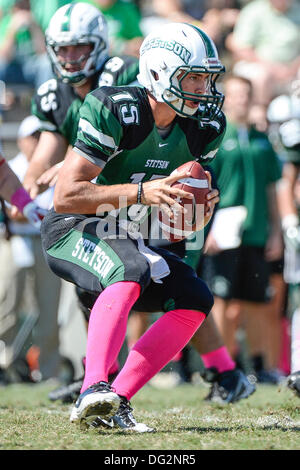 DeLand, en Floride, aux États-Unis. 12 octobre, 2013. Le quart-arrière Ryan Tentler Stetson de chapeliers (15) au cours de premier semestre NCAA Football action de jeu entre les Flyers de Dayton et Stetson Chapeliers au Spec Martin Stadium à DeLand, Floride. Credit : csm/Alamy Live News Banque D'Images